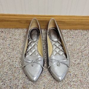 Michael Kors Metallic Silver Pointed Ballet Flats with Bow Sz 7. Leather Office
